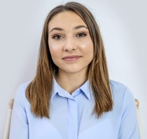 beautiful-every-day-make-up-look-scaled-e1708780595230